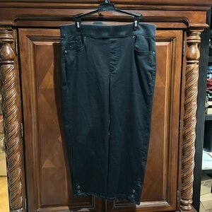 Gloria Vanderbilt size 12 pull on Capri Pants